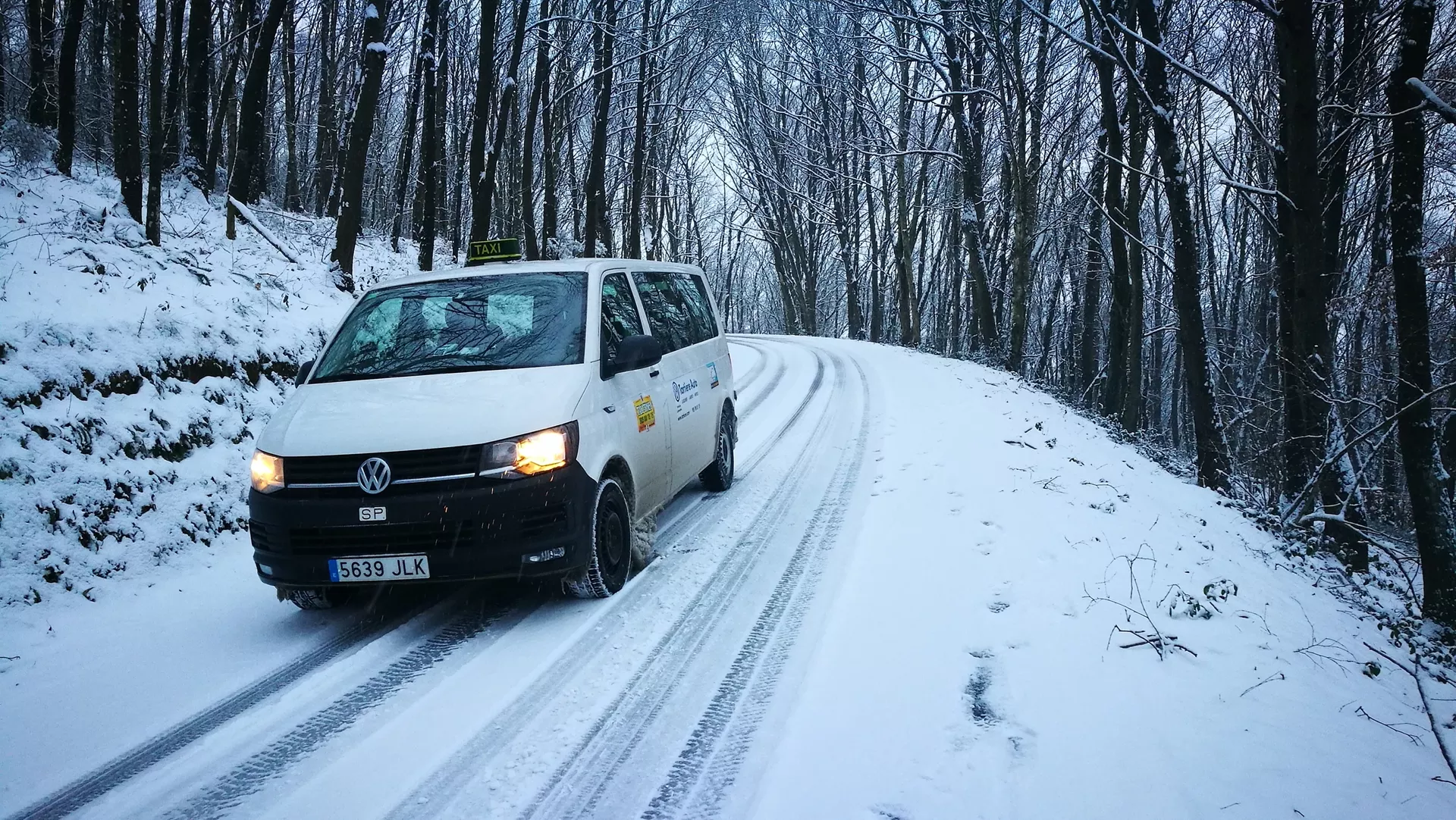Furgoneta de Taxi Tineo por la nieve